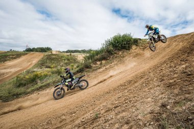 GLOGOW, POLAND - 25 Eylül 2021: IX. Polonya Şampiyonası ve Polonya Kros Şampiyonası. Yarış sırasında motosikletçiler.