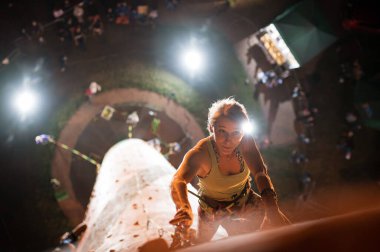 LUBIN, POLAND - 25 Eylül 2021: Iwona Buczek Anıtı 'na tırmanma zorluğu. Tırmanış sırasında Olga Gutierez.