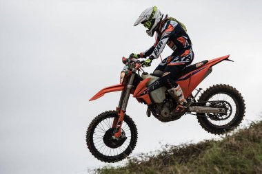 GLOGOW, POLAND - 25 Eylül 2021: IX. Polonya Şampiyonası ve Polonya Kros Şampiyonası. Fotoğrafta yarış sırasında kimliği belirsiz bir motosikletli var..