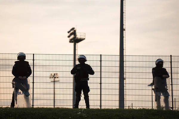 Sylwetki Policjantów Stojących Obok Boiska Piłki Nożnej Napis Policji Polskiej — Zdjęcie stockowe