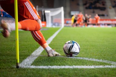 LUBIN, POLAND - 17 Eylül 2021: KGHM Zaglebie Lubin ile Bruk-Bet Termalica Nieciecza 2: 1 arasındaki Polonya maçı PKO Ekstraklasa. Tekme atarken oyuncunun bacakları ve topu.