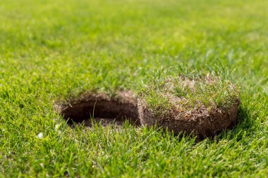 Futbol sahasındaki bölgenin yerel onarımı