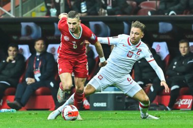 SAVAŞ, POLAND - 15 Kasım 2021 FIFA DÜNYA Kupası 2022 KALİFLERİ MÜZİK POLİTASI 1: 2 Eylemde Zsolt Nagy (L) ve Matty Cash (R)).