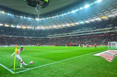 SAVAŞ, POLAND - 15 Kasım 2021 FIFA DÜNYA Kupası 2022 KALİFLERİ MÜZİK POLİTASI 1: 2 Eylemde Piotr Zielinski köşeden vuruyor..