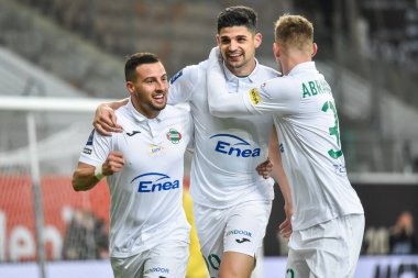 LUBIN, POLAND - 22 Kasım 2021: KGHM Zaglebie Lubin ve Radomiak Radom 0: 2 arasındaki Polonya maçı. Joy Luis Machado (L) Raphael Rossi (M) Dawid Abramowicz (R).