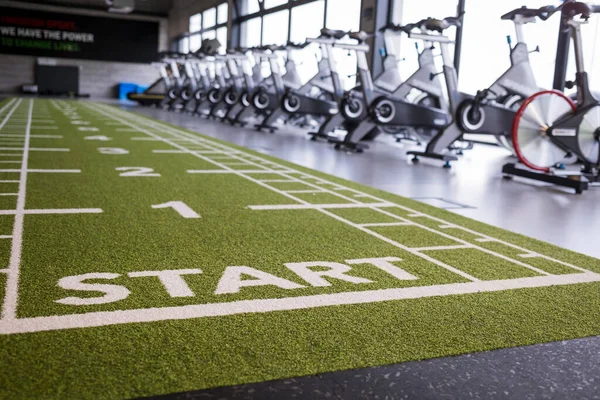 Spor salonunda arka planda spor salonu olan yapay çimenler.