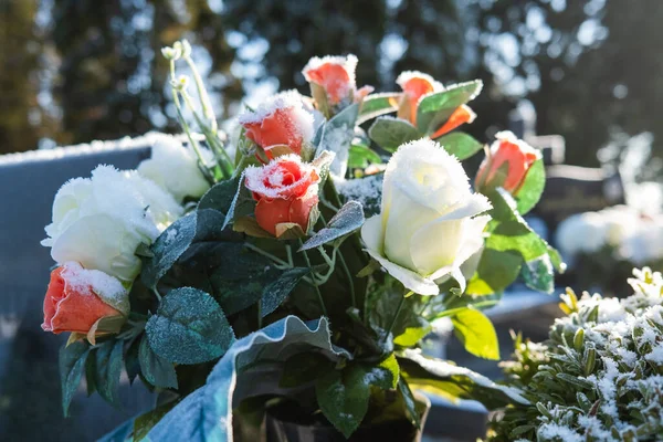 Arkasında güneş ışığı olan bir demet yapay çiçek.