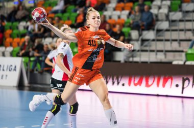 LUBIN, POLAND - 16 Ekim 2021: Hentbol kadın PGNiG karşılaşması MKS Zaglebie Lubin - Mlyny Stoislaw Koszalin davası 37: 22. Aslında Daria Zawistowska.