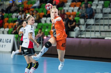 LUBIN, POLAND - 16 Ekim 2021: Hentbol kadın PGNiG karşılaşması MKS Zaglebie Lubin - Mlyny Stoislaw Koszalin davası 37: 22. Aslında Daria Zawistowska.