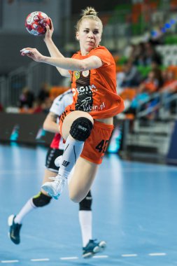 LUBIN, POLAND - 16 Ekim 2021: Hentbol kadın PGNiG karşılaşması MKS Zaglebie Lubin - Mlyny Stoislaw Koszalin davası 37: 22. Aslında Daria Zawistowska.