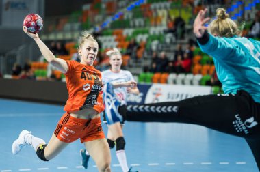 LUBIN, POLAND - 16 Ekim 2021: Hentbol kadın PGNiG karşılaşması MKS Zaglebie Lubin - Mlyny Stoislaw Koszalin davası 37: 22. Aslında Daria Zawistowska.