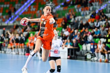 LUBIN, POLAND - 16 Ekim 2021: Hentbol kadın PGNiG karşılaşması MKS Zaglebie Lubin - Mlyny Stoislaw Koszalin davası 37: 22. Aslında Kinga Grzyb.