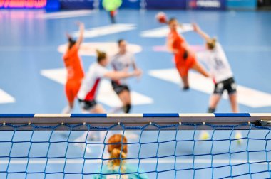 Hentbol gol çizgisinin ayrıntıları ve arka planda kadınlar hentbol maçı.