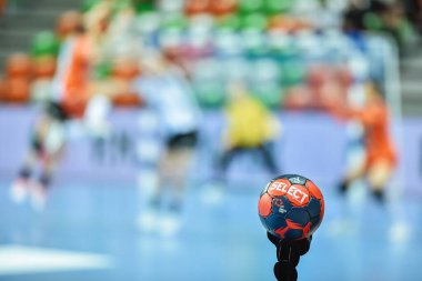 LUBIN, POLAND - 6 Şubat 2022: Hentbol EHF Avrupa Ligi kadınları MKS Zaglebie Lubin - SG BBM Bietigheim. Arka planda top ve eşleşme ayrıntıları.