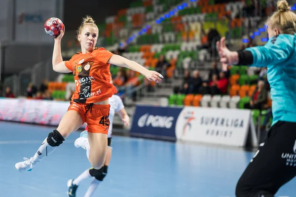 LUBIN, POLAND - 16 Ekim 2021: Hentbol kadın PGNiG karşılaşması MKS Zaglebie Lubin - Mlyny Stoislaw Koszalin davası 37: 22. Aslında Daria Zawistowska.