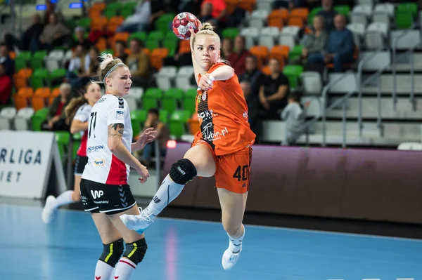 LUBIN, POLAND - 16 Ekim 2021: Hentbol kadın PGNiG karşılaşması MKS Zaglebie Lubin - Mlyny Stoislaw Koszalin davası 37: 22. Aslında Daria Zawistowska.
