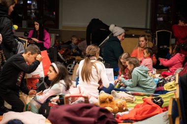 WROCLAW, POLAND - 4 Mart 2022 Wrocaw 'daki tren istasyonunda Ukraynalı savaş mültecilerine yardım. Resimli Polonyalı gönüllü ve mülteciler.