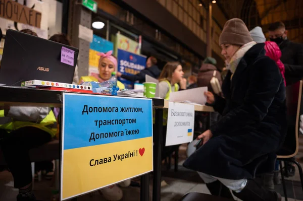 WROCLAW, POLAND - 4 Mart 2022 Wrocaw 'daki tren istasyonunda Ukraynalı savaş mültecilerine yardım. Ukrayna dilindeki yazıda, 