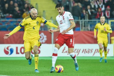 CHORZOW, POLAND - 29 Mart 2022 FIFA Dünya Kupası 2022 KALİFİFİKASYONLAR KALİFİKASYONU POLAND İÇİN 2: 0. Marcus Danielson ve Jakub Moder.
