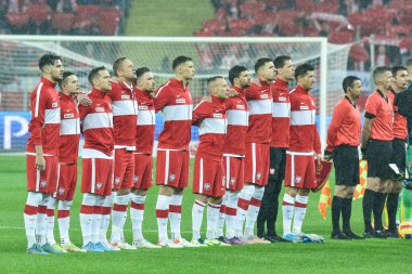 CHORZOW, POLAND - 29 Mart 2022 FIFA DÜNYA Kupası 2022 KALİFİFİKASYONLARI POLİTASI KONUŞU 2: 0 SLASKI STADIM. Marş sırasında Polonya takımı.