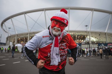 CHORZOW, POLAND - 29 Mart 2022 FIFA Dünya Kupası 2022 MATCH POLAND - İsveçli 2: 0. Stadyumun önünde yüzü boyalı Polonyalı taraftar Slaski.