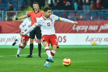 CHORZOW, POLAND - 29 Mart 2022 FIFA Dünya Kupası 2022 KALİFİFİKASYONLAR KALİFİKASYONU POLAND İÇİN 2: 0. Robert Lewandowski penaltı atışı yaptı 
