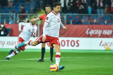 CHORZOW, POLAND - 29 Mart 2022 FIFA Dünya Kupası 2022 KALİFİFİKASYONLAR KALİFİKASYONU POLAND İÇİN 2: 0. Robert Lewandowski penaltı atışı yaptı 