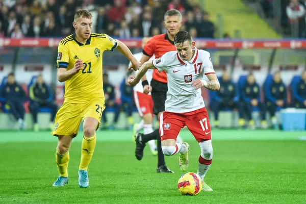 CHORZOW, POLAND - 29 Mart 2022 FIFA Dünya Kupası 2022 KALİFİFİKASYONLAR KALİFİKASYONU POLAND İÇİN 2: 0. Aslında Dejan Kulusevski (L) ve Sebastian Szymanski.