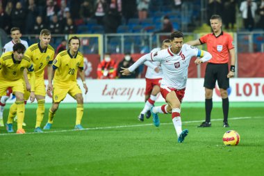 CHORZOW, POLAND - 29 Mart 2022 FIFA Dünya Kupası 2022 KALİFİFİKASYONLAR KALİFİKASYONU POLAND İÇİN 2: 0. Robert Lewandowski penaltı atışı yaptı 