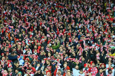 CHORZOW, POLAND - 29 Mart 2022 FIFA Dünya Kupası 2022 KALİFİFİKASYONLAR KALİFİKASYONU POLAND İÇİN 2: 0. Polonyalı destekçiler tezahürat.