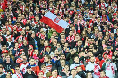 CHORZOW, POLAND - 29 Mart 2022 FIFA Dünya Kupası 2022 KALİFİFİKASYONLAR KALİFİKASYONU POLAND İÇİN 2: 0. Polonyalı destekçiler tezahürat.