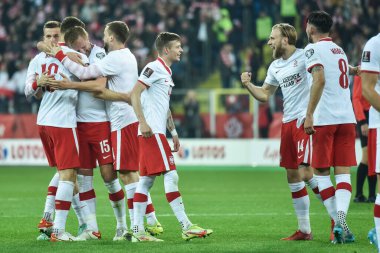CHORZOW, POLAND - 29 Mart 2022: FIFA Dünya Kupası 2022 Kalifikasyon play-off maçı POLAND - İsveçli 2: 0. Sebastian Szymanski (L) ve Tymoteusz Puchacz 'in (R) keyfi).