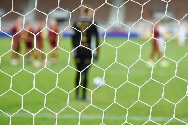 Net Het Voetbal Doel Met Spelers Voor Penalty Shoot Achtergrond — Stockfoto