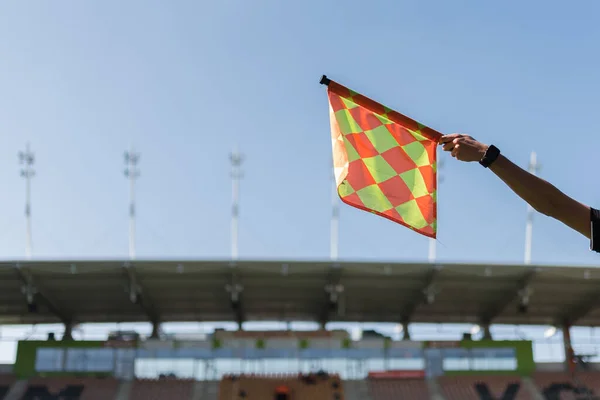 Reise Bandeira Árbitro Futebol Com Telhado Estádio Fundo — Fotografia de Stock