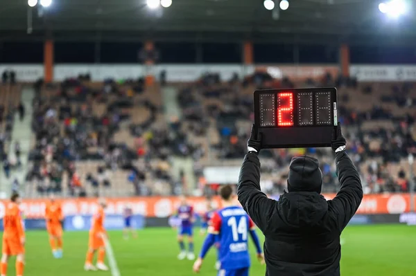 Lagledare Visar Extra Tid Två Minuter Fotbollsmatchen — Stockfoto