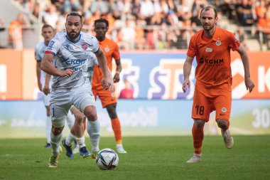 LUBIN, POLAND - 14 Mayıs 2022: KGHM Zaglebie Lubin ile Rakow Czestochowa 1: 0 arasındaki Polonya maçı. Harekete geçen Ivi Lopez (L) ve Filip Starzynski (R)).