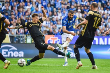 POZNAN, POLAND - 21 Mayıs 2022: Futbol maçı Lech Poznan ve KGHM Zaglebie Lubin 2: 1 arasındaki Polonya maçı. Eylemde Mateusz Bartolewski (L) ve Mikael Ishak (R))