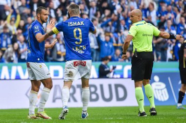 POZNAN, POLAND - 21 Mayıs 2022: Futbol maçı Lech Poznan ve KGHM Zaglebie Lubin 2: 1 arasındaki Polonya maçı. Alan Czerwinski (L) Mikael Ishak (R) ve hakem Szymon Marciniak 'ın keyfi.