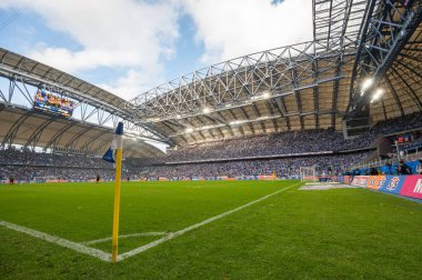 LUBIN, POLAND - 21 Mayıs 2022: Lech Poznan - KGHM Zaglebie Lubin 2: 1 arasındaki Polonyalı PKO Ekstraklasa maçı. Stadyumdaki hava manzarası insan dolu..