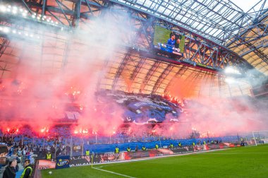 POZNAN, POLAND - 21 Mayıs 2022: Futbol maçı Lech Poznan ve KGHM Zaglebie Lubin 2: 1 arasındaki Polonya maçı. Lech yangınını destekleyenler.