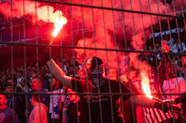 POZNAN, POLAND - 21 Mayıs 2022: Futbol maçı Lech Poznan ve KGHM Zaglebie Lubin 2: 1 arasındaki Polonya maçı. Lech yangınını destekleyenler.