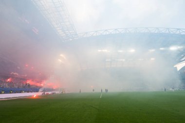 POZNAN, POLAND - 21 Mayıs 2022: Futbol maçı Lech Poznan ve KGHM Zaglebie Lubin 2: 1 arasındaki Polonya maçı. Lech yangınını destekleyenler.