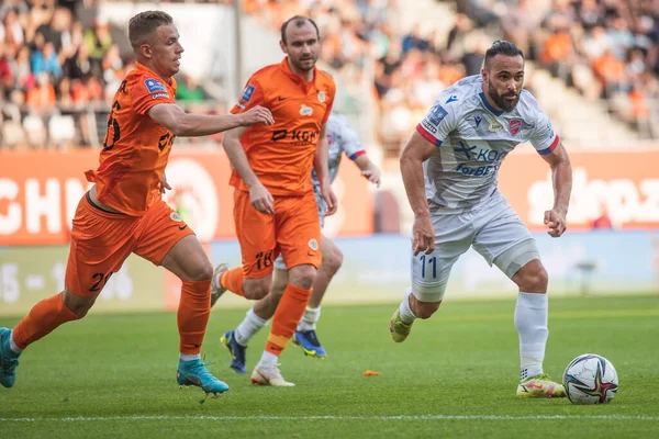 LUBIN, POLAND - 14 Mayıs 2022: KGHM Zaglebie Lubin ile Rakow Czestochowa 1: 0 arasındaki Polonya maçı. Eylemde Kacper Chodyna (L) ve Ivi Lopez (R)).