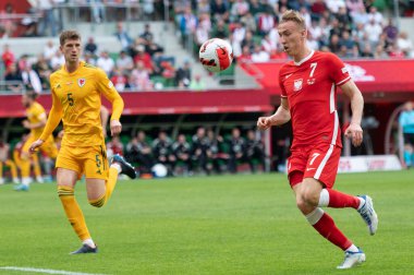 WROCLAW, POLAND - 1 Haziran 2022: UEFA Uluslar Ligi A Grubu 4. Eylemde Chris Mepham (L) ve Adam Buksa (R)).