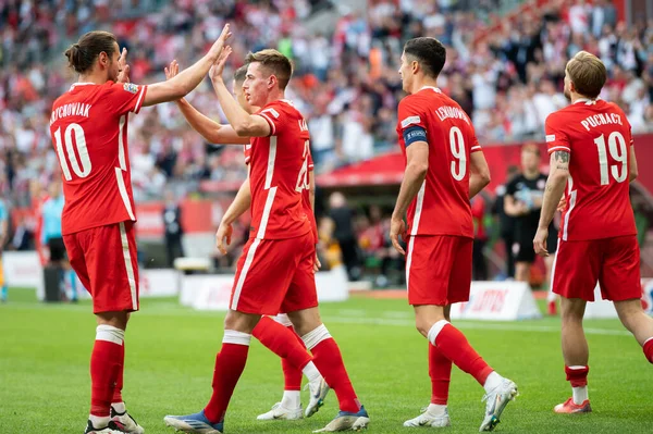 WROCLAW, POLAND - 1 Haziran 2022: UEFA Uluslar Ligi A Grubu 4. Grzegorz 'un neşesi Krychowiak (L) ve Jakub Kaminski (R) gol attıktan sonra.