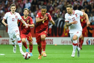WARSZAWA, POLAND - 14 Haziran 2022: UEFA Uluslar Ligi A grubu 4. Aslında Sebastian Szymanski (L) Youri Tielemans (M) Karol Linetty (R)).