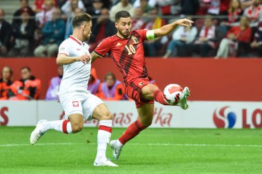 WARSZAWA, POLAND - 14 Haziran 2022: UEFA Uluslar Ligi A grubu 4. Aslında Matty Cash (L) ve Eden Hazard (R)).