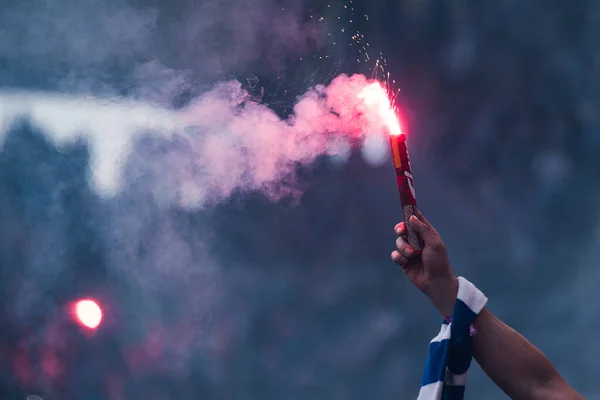 Voetbalfan Brandt Hand Met Sjaal Het Stadion — Stockfoto