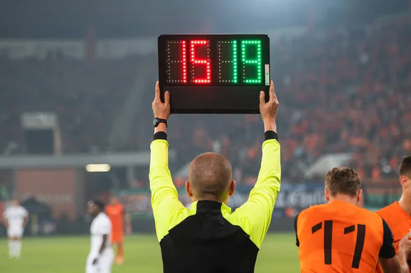 Adam futbol maçında oyuncuların yerini alıyor.