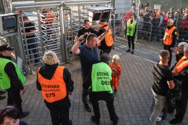 LUBIN, POLAND - 15 Temmuz 2022: KGHM Zaglebie Lubin ve Slask Wroclaw 0: 0 arasındaki Polonya maçı. Güvenlik, stadyumun girişindeki destekçileri arıyor.